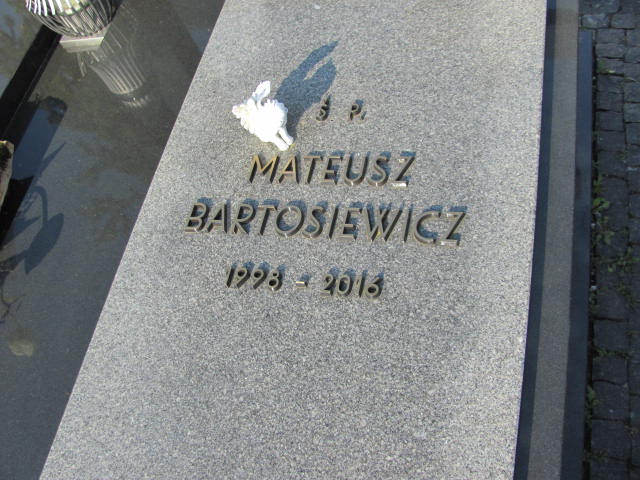 Mateusz Bartosiewicz 1998 Skierniewice - Grobonet - Wyszukiwarka osób pochowanych